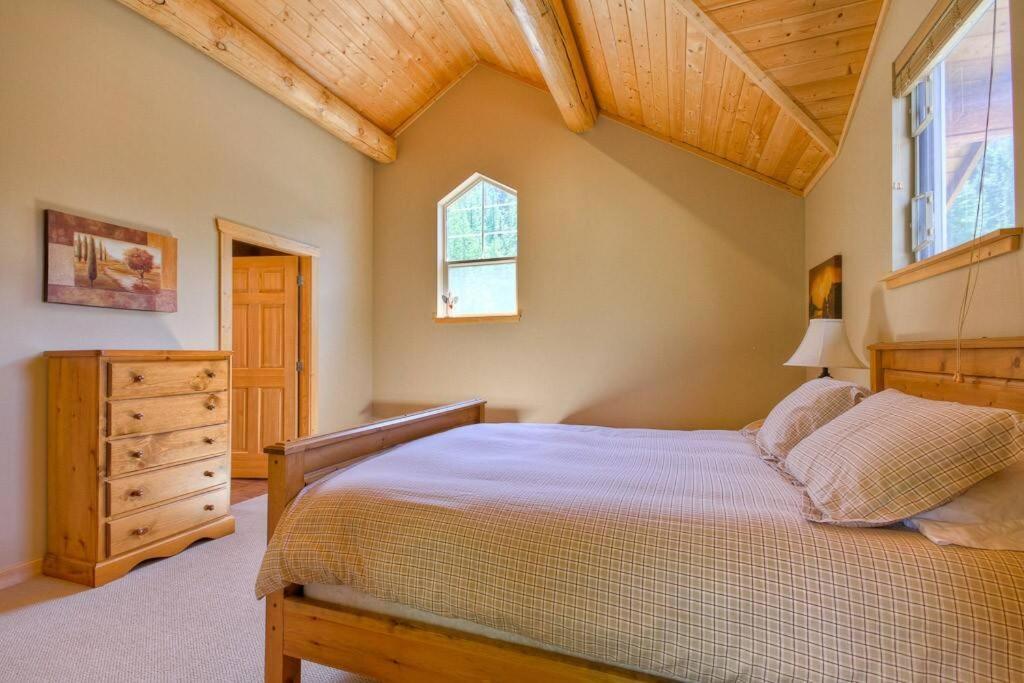 Morrisey Chalet At Sun Peaks Eksteriør billede